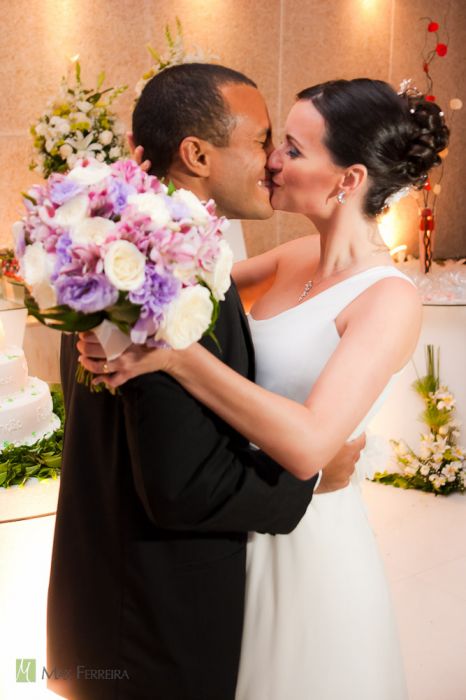 Foto  de Claudia e Raphael. casamento, claudia, raphael, noivos, recanto da serra, buquet, buque, arminda antunes, beijos