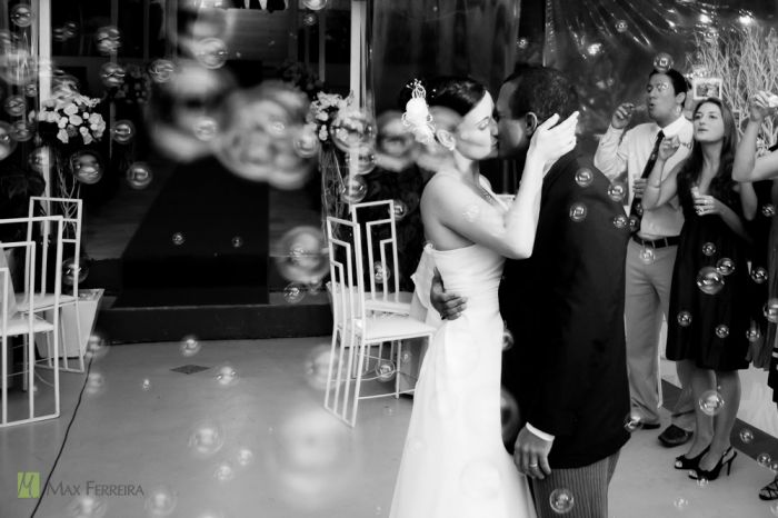 Foto  de Claudia e Raphael. casamento, claudia, raphael, noivos, recanto da serra, danca, bolhas de sabao, bolinhas de sabao, preto e branco, pb