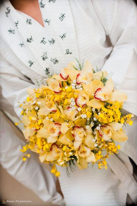 Foto  de Laura e Thiago. casamento de dia, laura, thiago, making of, bouquet amarelo, buque, orquideas amarelas, antonio carlos ferreira