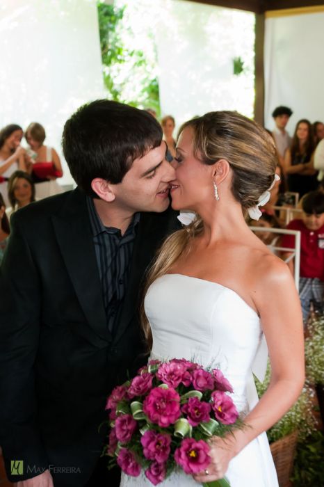 Foto  de Thais e Gabriel. casamento, gabriel, thais, bouquet, carla pinto, vestido, debora noivas, beijo