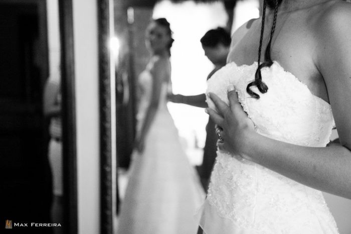 Foto  de Vanessa e AndrÃ©. andre, vanessa, casamento, making of, noivas, novo stilo, vestido, debora noivas, preto e branco, pb