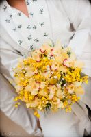 Foto 1 de Laura e Thiago. casamento de dia, laura, thiago, making of, bouquet amarelo, buque, orquideas amarelas, antonio carlos ferreira